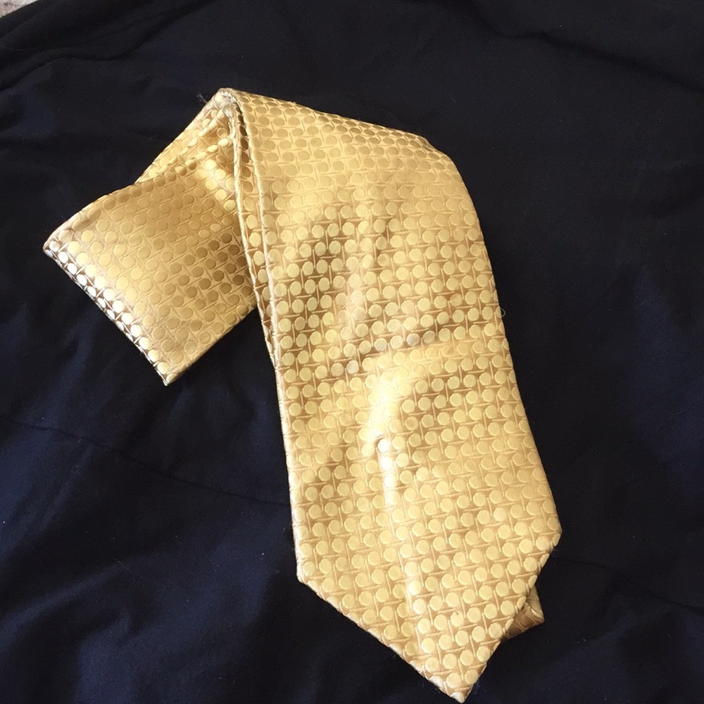 BCBG Handmade 100% Silk GOLD rounds squares 3.5”